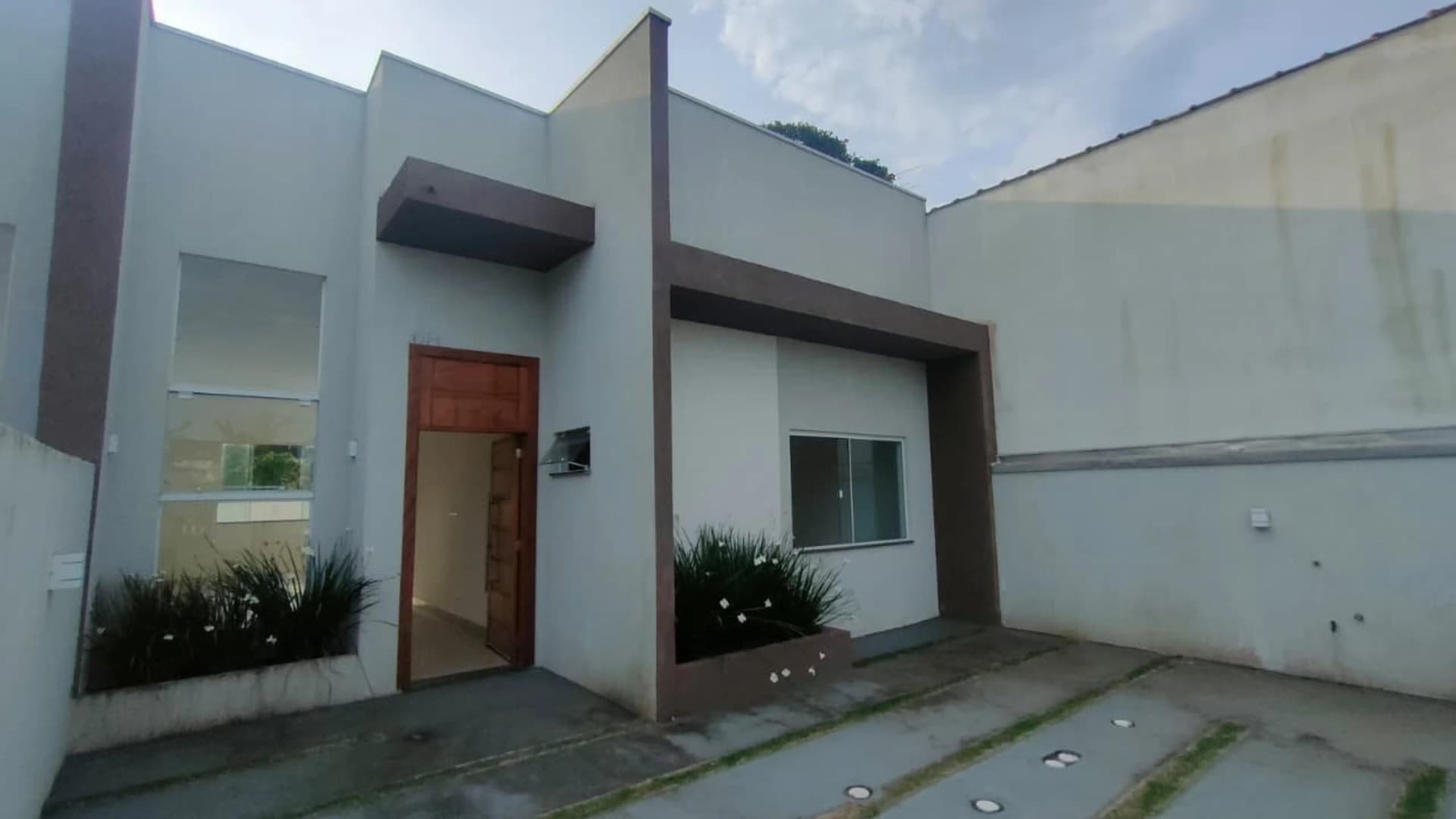 CASA DE ALTO PADRÃO COM VALOR DE GEMINADO