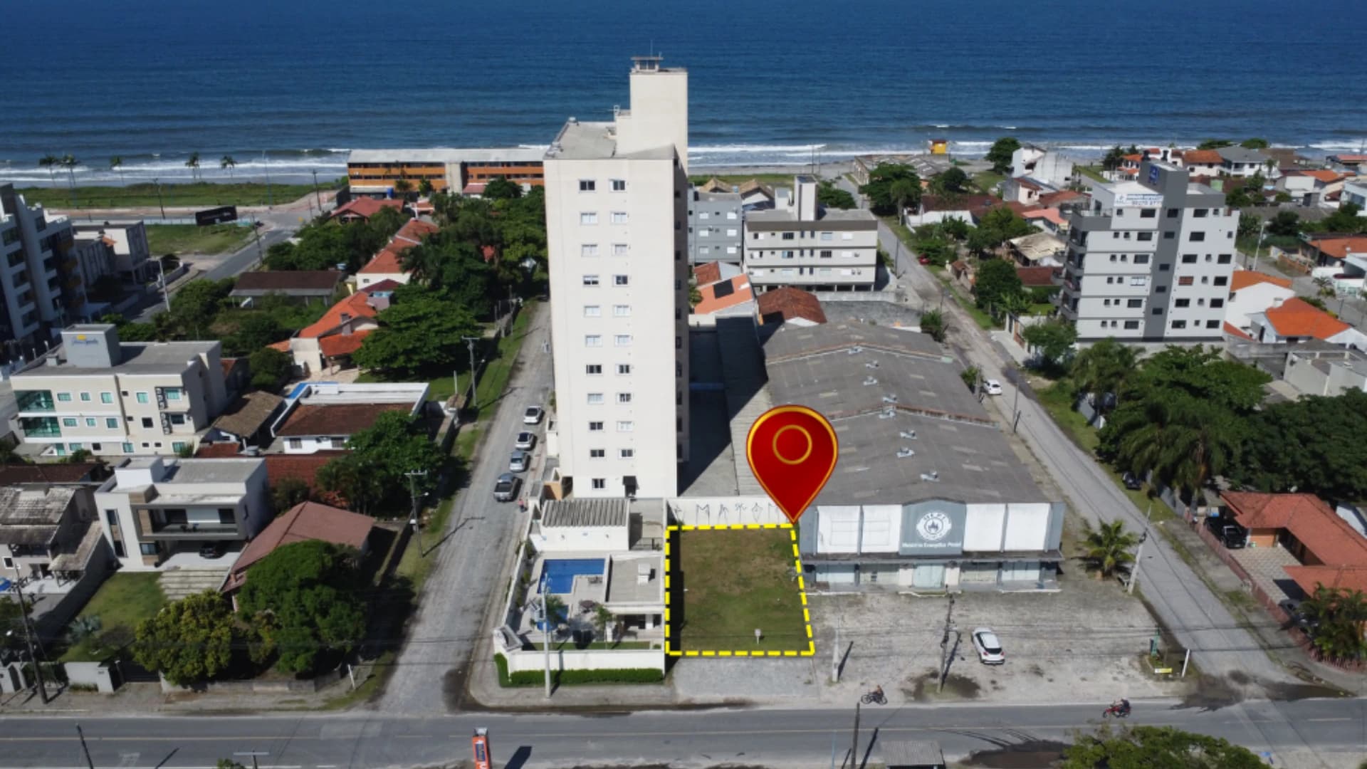 TERRENO COMERCIAL A 200m DO MAR