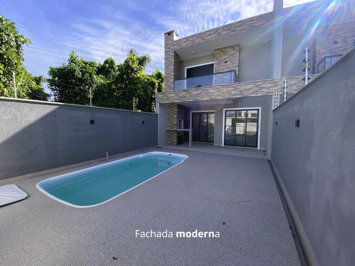 SOBRADO MODERNO COM PISCINA A 380m DO MAR