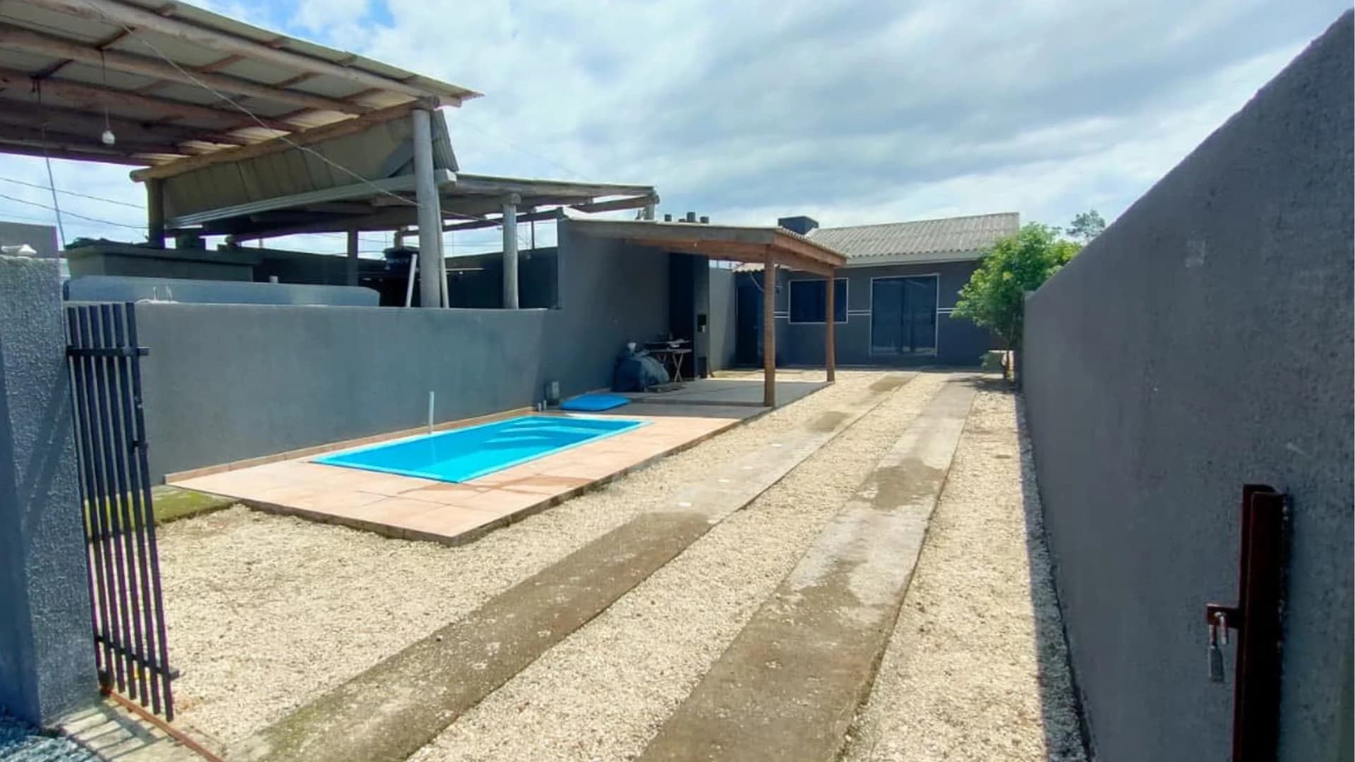 CASA COM PISCINA E ÁREA GOURMET