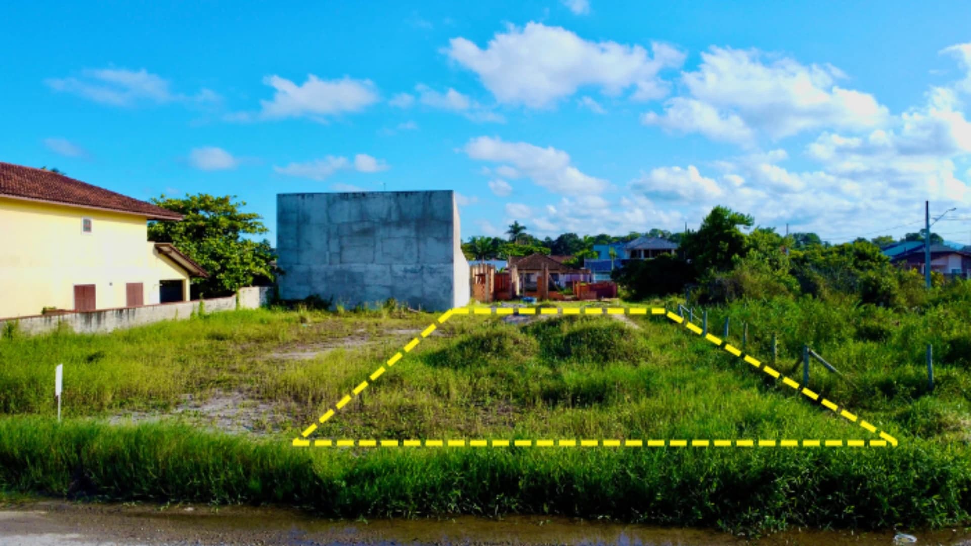 TERRENO A 450m DO MAR PRONTO PARA CONSTRUIR