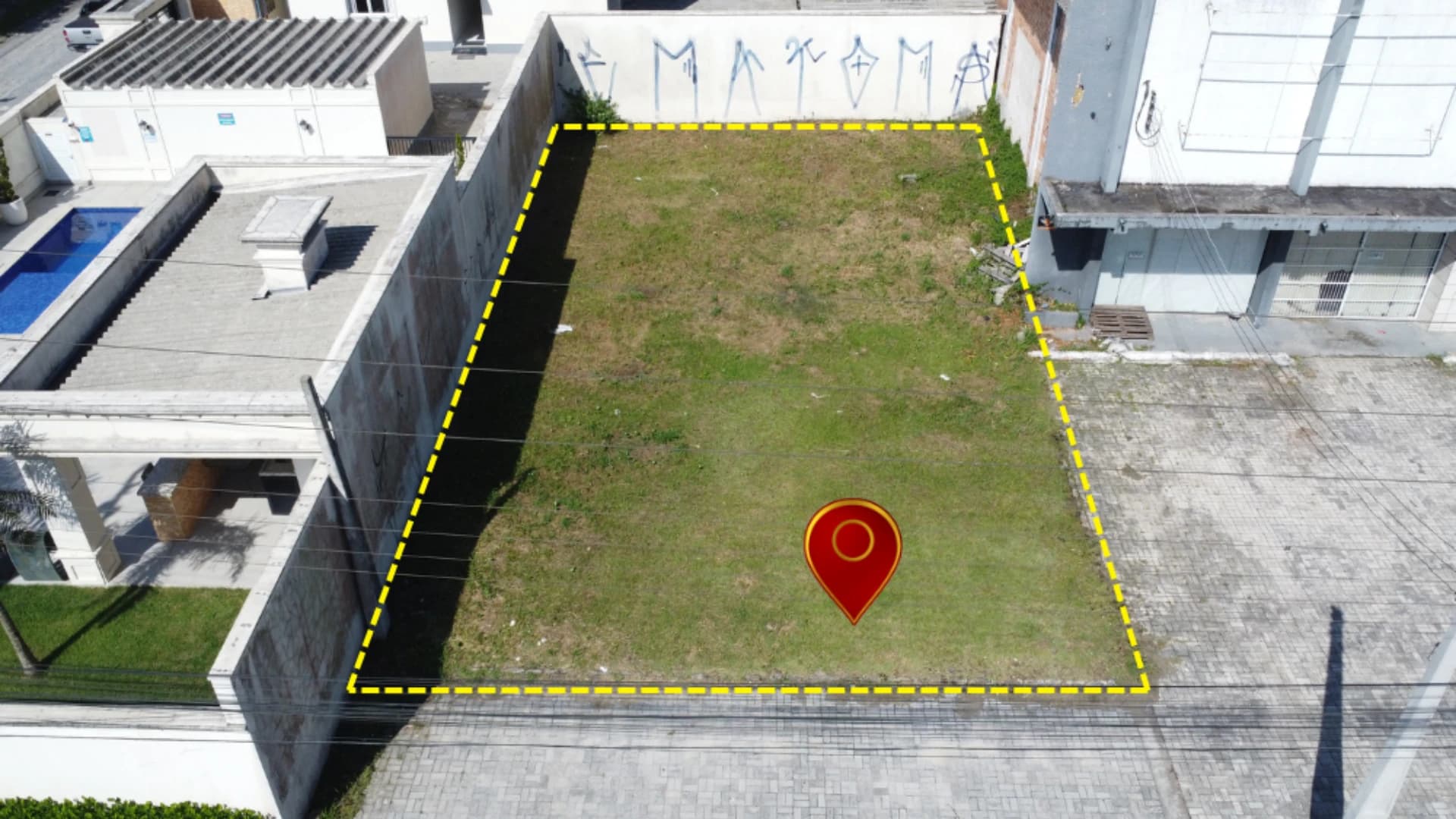 TERRENO COMERCIAL A 200m DO MAR