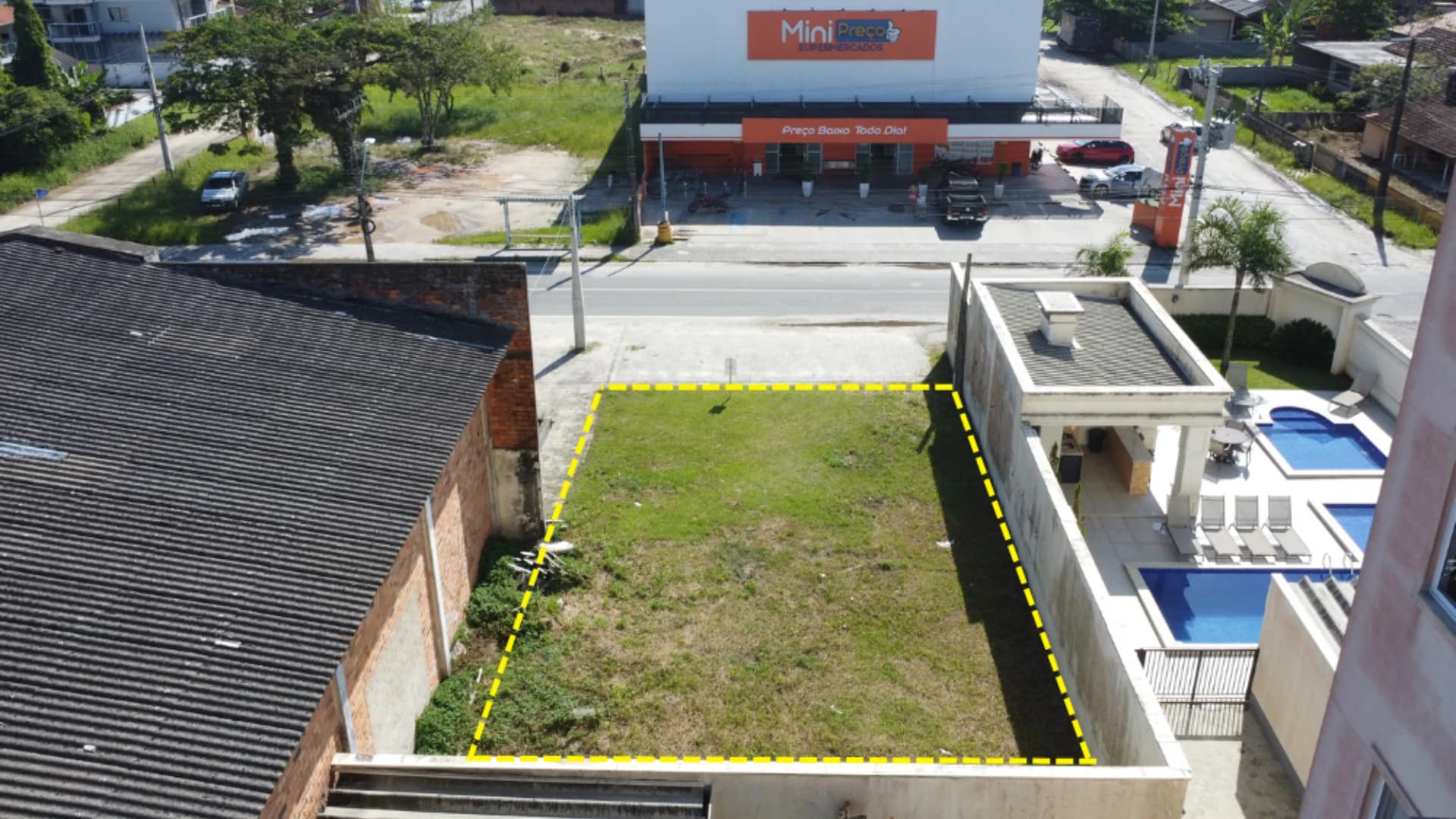 TERRENO COMERCIAL A 200m DO MAR