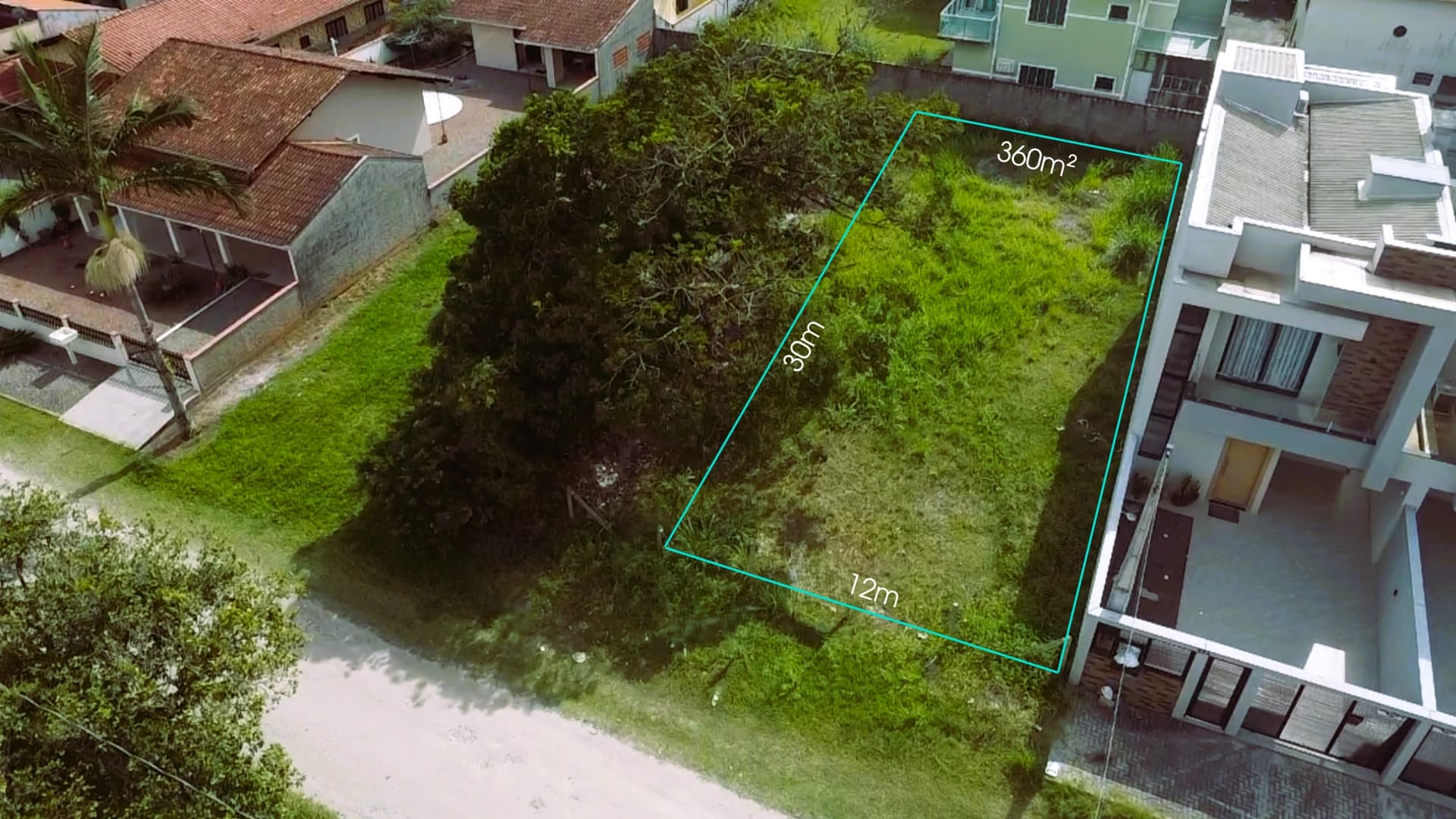 TERRENO 360m² EM LOCALIZAÇÃO PRIVILEGIADA