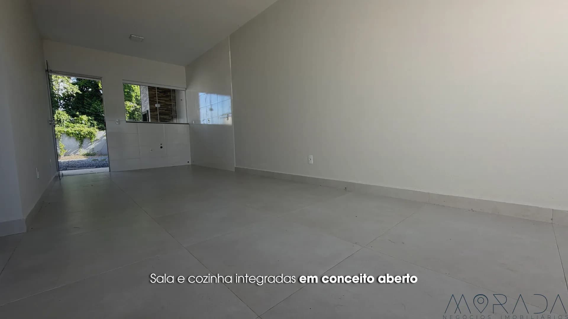 OPORTUNIDADE: CASA COM AMPLO TERRENO - 500m DO MAR