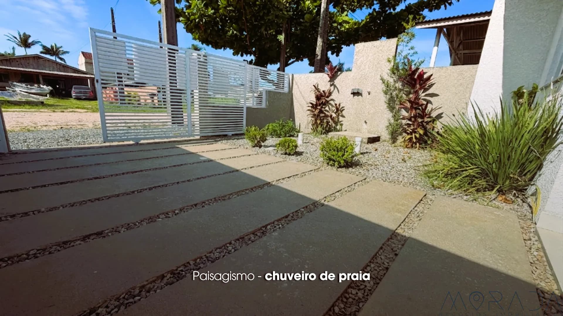 OPORTUNIDADE: CASA COM AMPLO TERRENO - 500m DO MAR