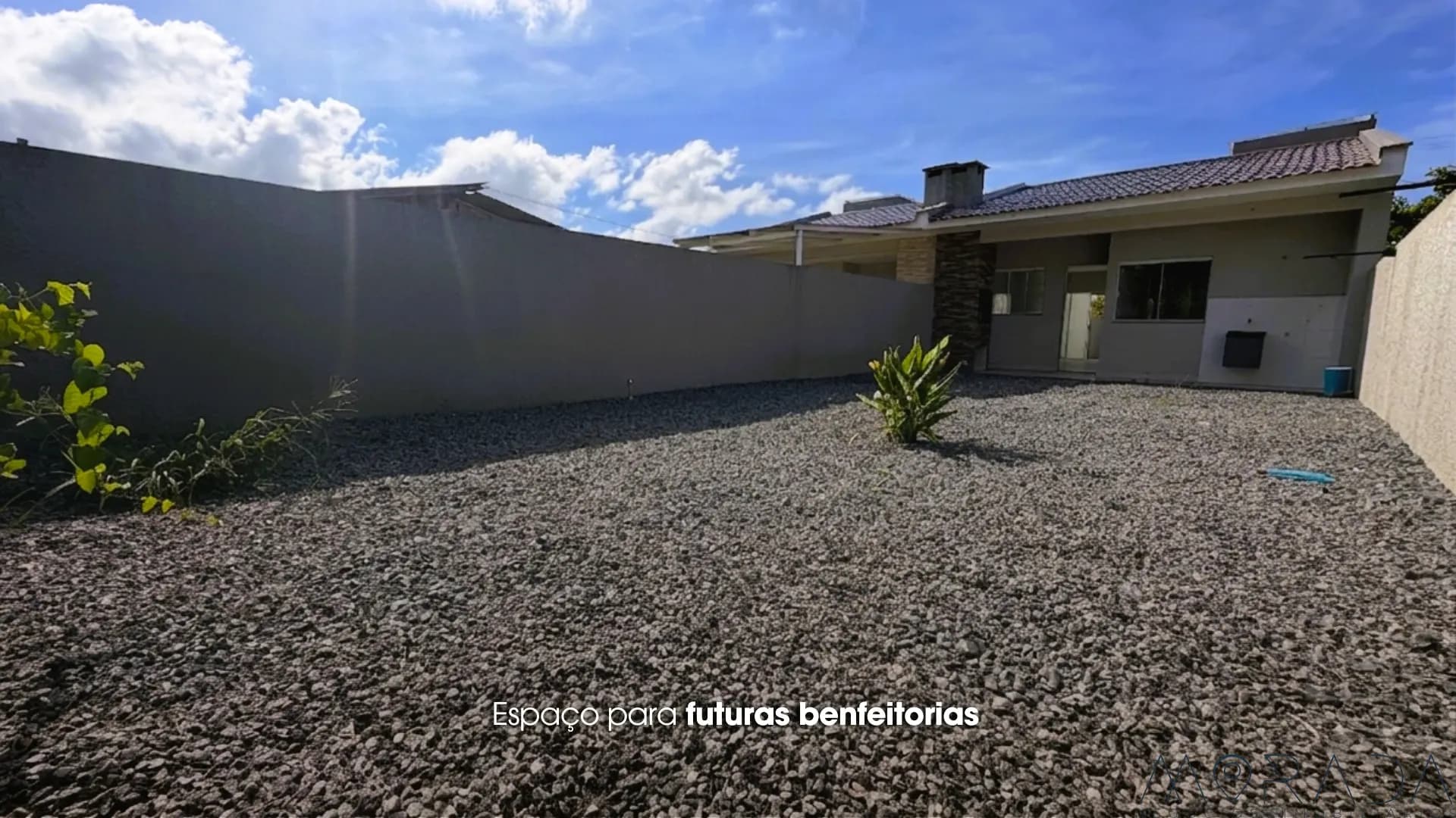 OPORTUNIDADE: CASA COM AMPLO TERRENO - 500m DO MAR