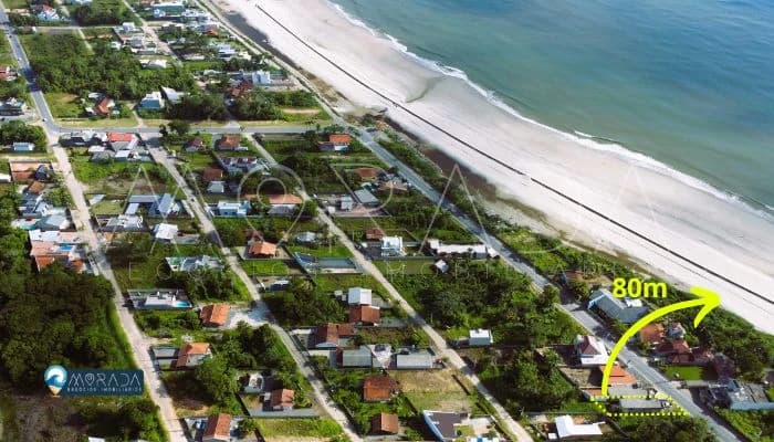 CASA COM 3 QUARTOS A 80m DO MAR