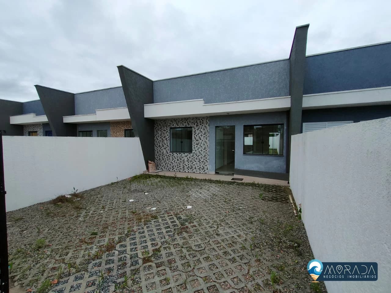 CASA COM 2 QUARTOS + 1 SUÍTE A 600m DO MAR