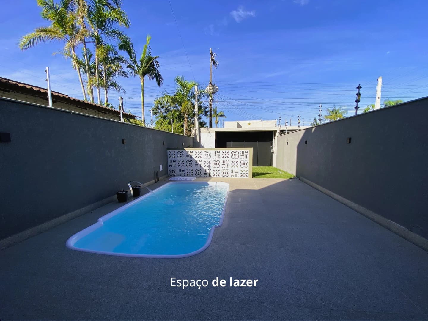 SOBRADO MOBILIADO COM PISCINA A 380m DO MAR