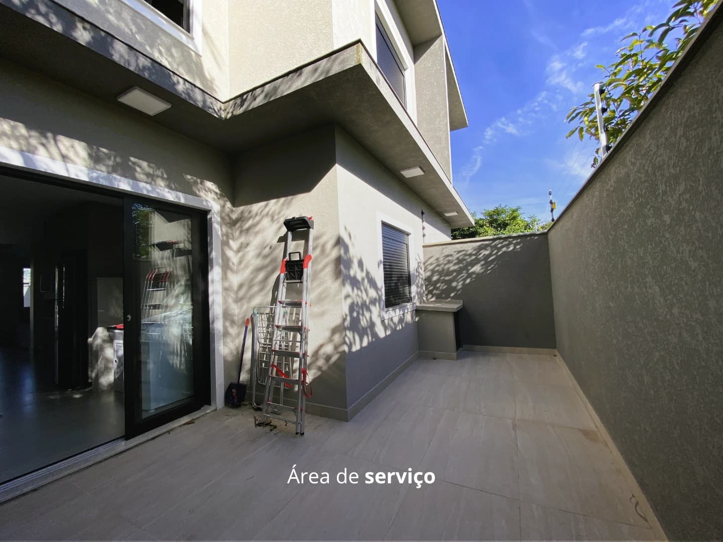 SOBRADO MOBILIADO COM PISCINA A 380m DO MAR