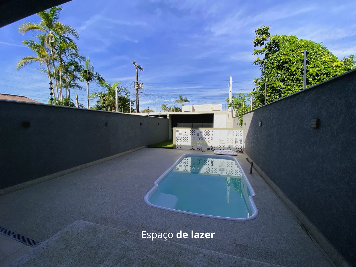 SOBRADO MODERNO COM PISCINA A 380m DO MAR