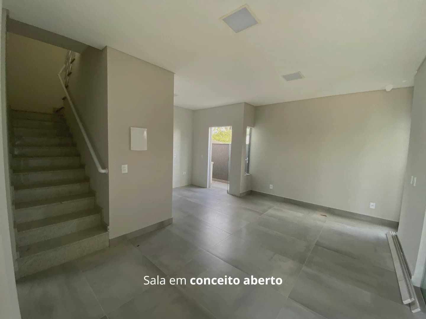 SOBRADO A 320 METROS DO MAR COM 2 SUÍTES