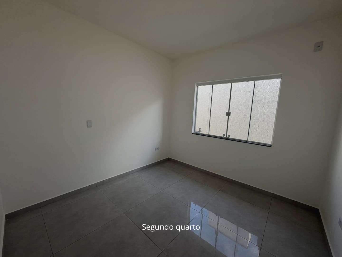 CASA DE ESQUINA COM 2 QUARTOS A 750m DO MAR