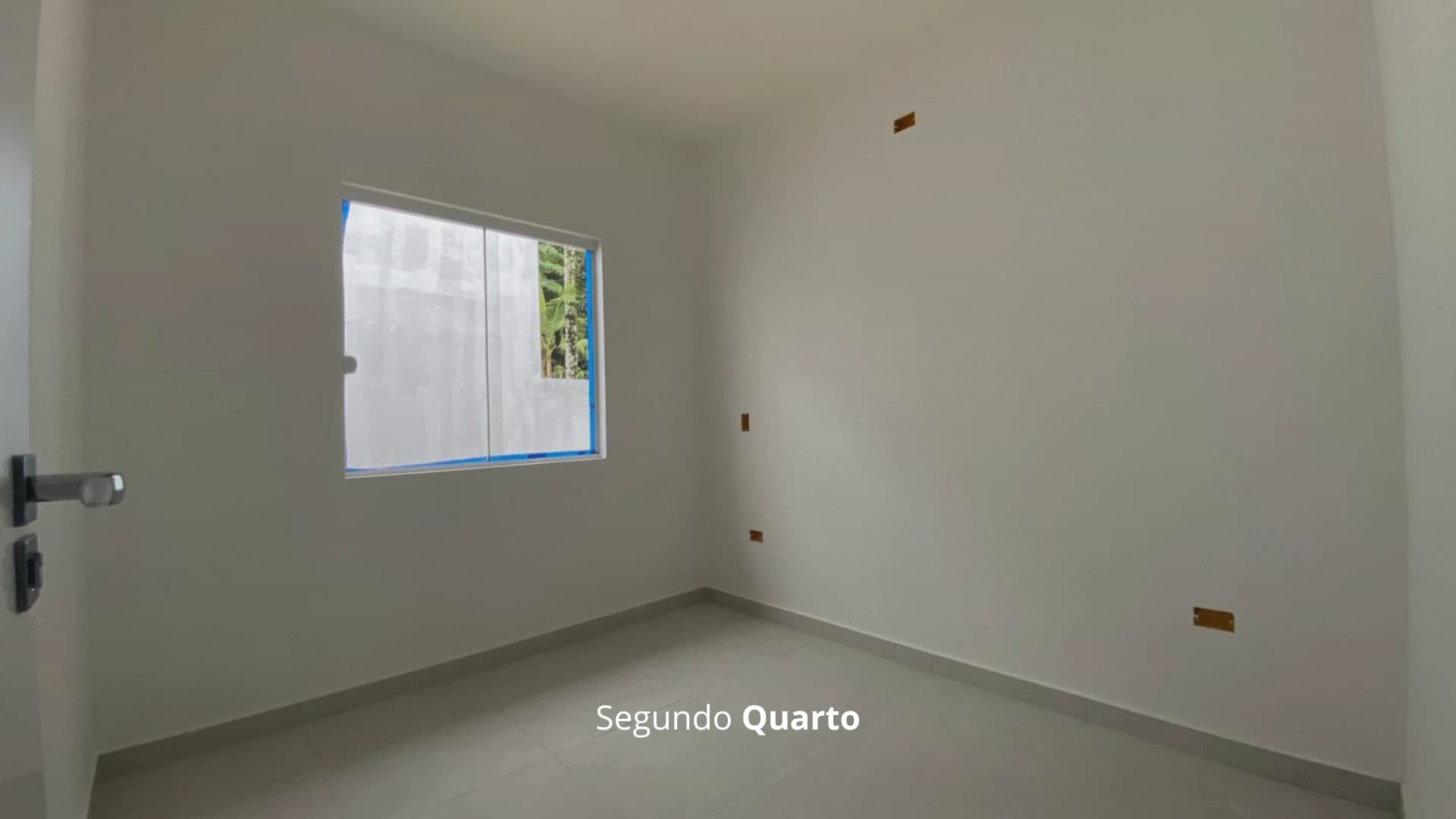 CASA DE 2 QUARTOS COM ESPAÇO PARA JARDIM